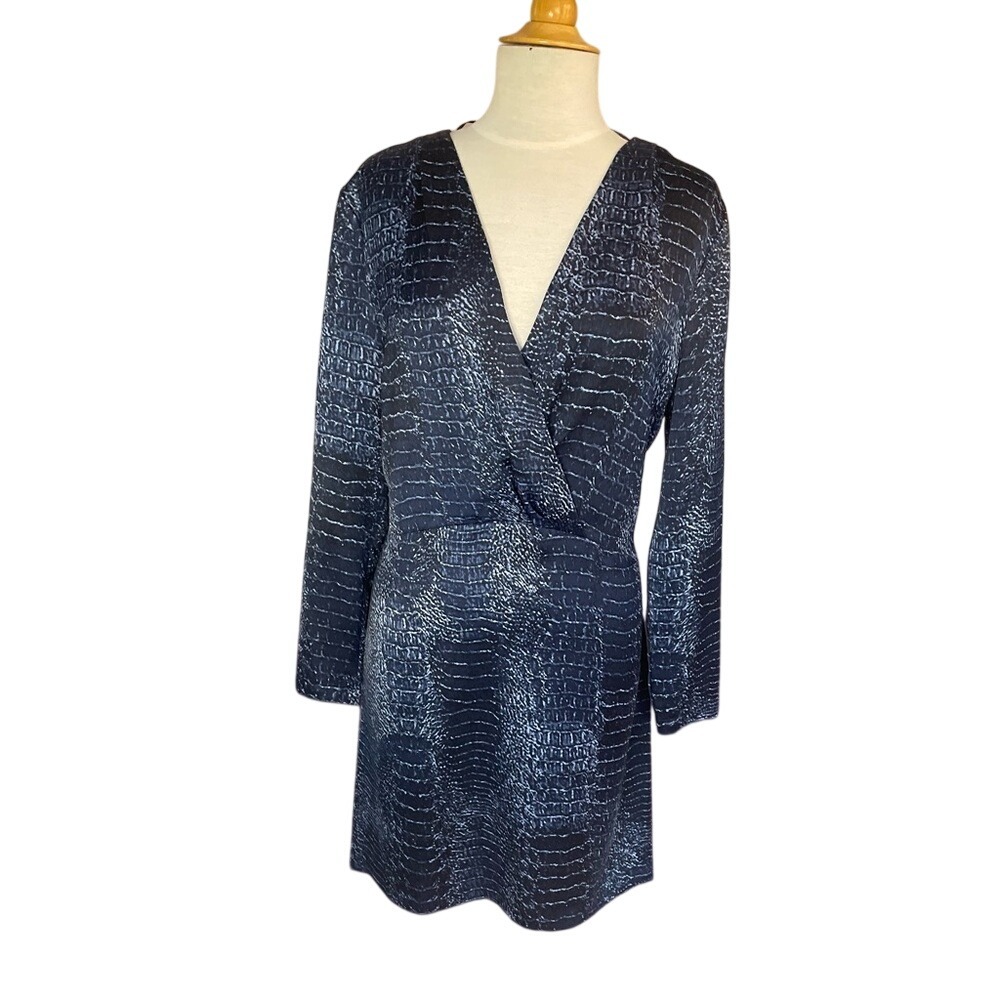 HALSTON blue light weight low cut neck line long sleeved midi dress size medium